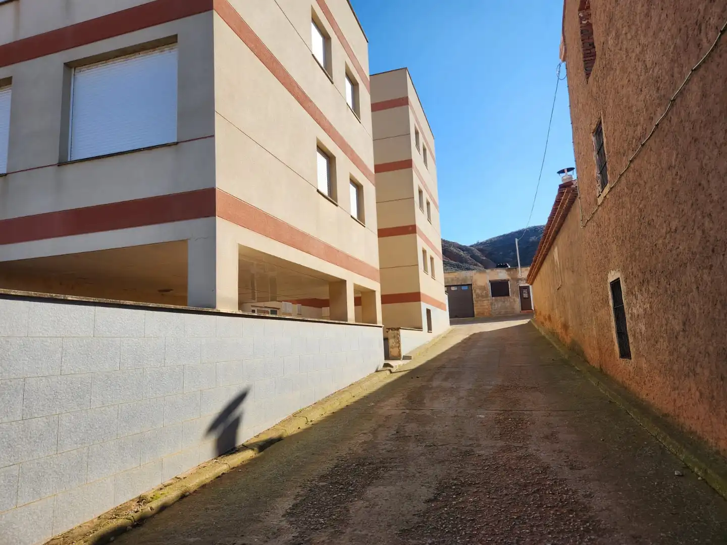 Vista exterior de Edificio en venta en Teruel