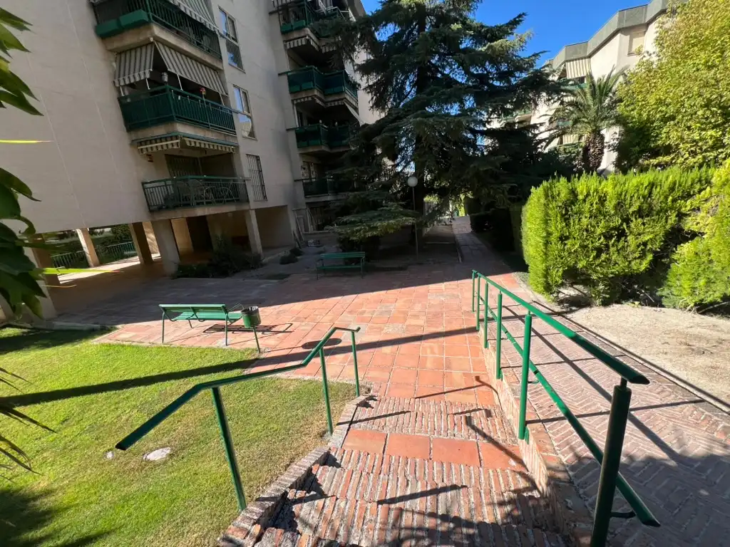 Vista exterior de Pis en venda en Jaén amb Calefacció, Balcó i Piscina comunitària