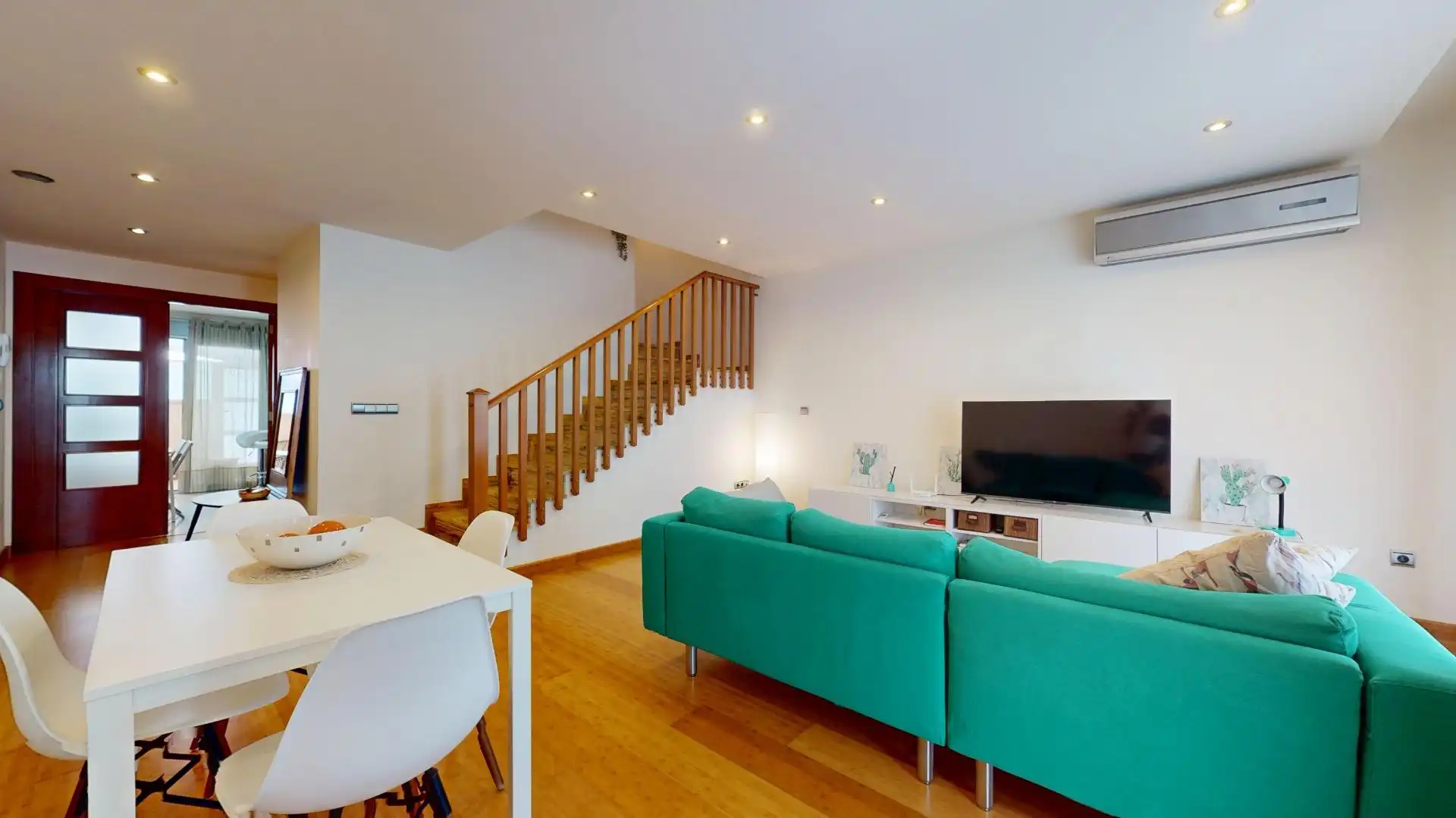 Sala d'estar de Casa adosada en venda en Pilar de la Horadada amb Aire condicionat, Jardí privat i Terrassa