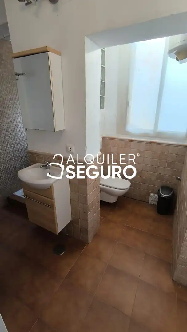 Bathroom of Study for rent in Sevilla  with Air Conditioner and Furnished