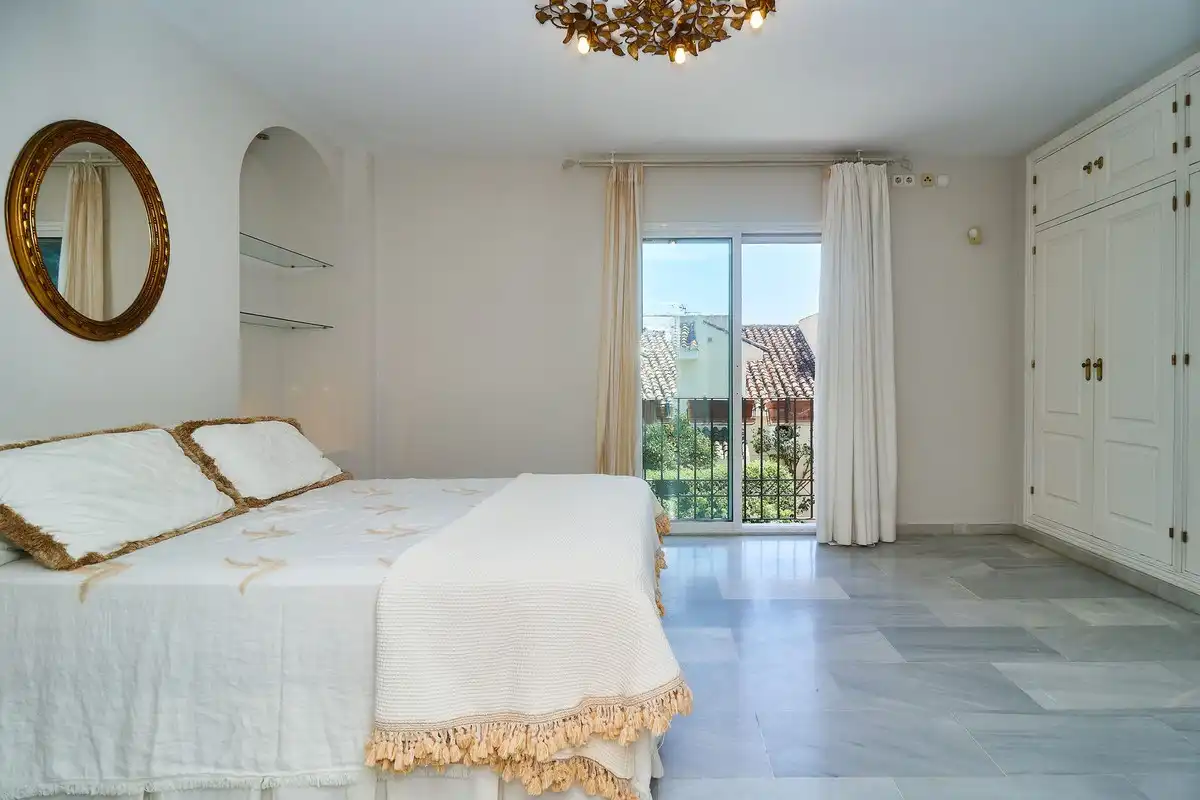 Habitación de Casa adosada en venta en Marbella con Aire acondicionado, Jardín privado y Terraza
