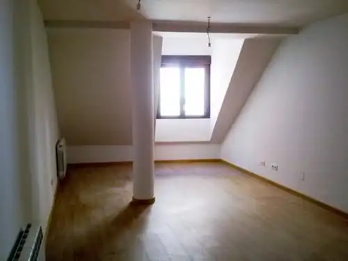 Schlafzimmer von Dachboden zum Verkauf in Tudela de Duero mit Heizung, Parkett und Abstellraum