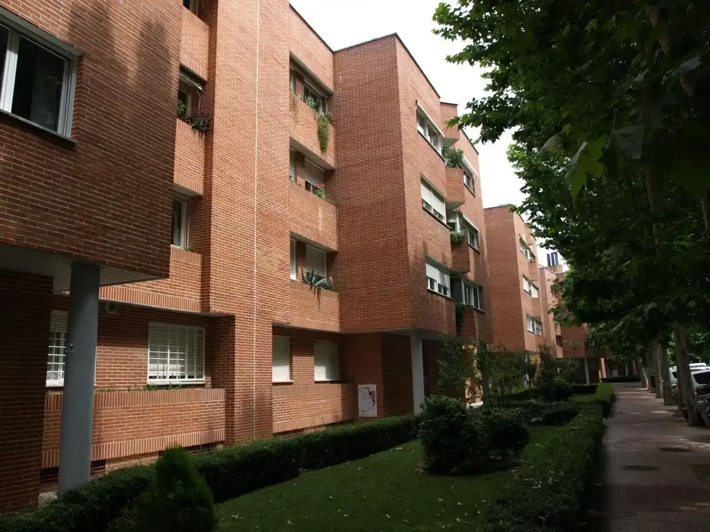 Vista exterior de Piso en venta en Alcalá de Henares con Aire acondicionado, Trastero y Piscina