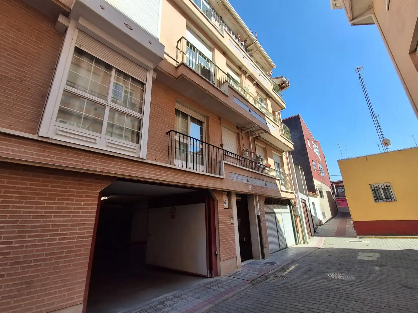 Vista exterior de Piso en venta en Tudela de Duero con Calefacción, Trastero y Balcón