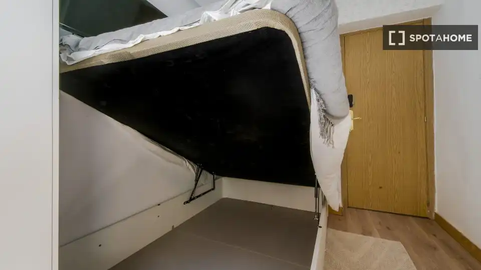 Bedroom of Flat for rent in Madrid  with Air Conditioner, Heating and Furnished