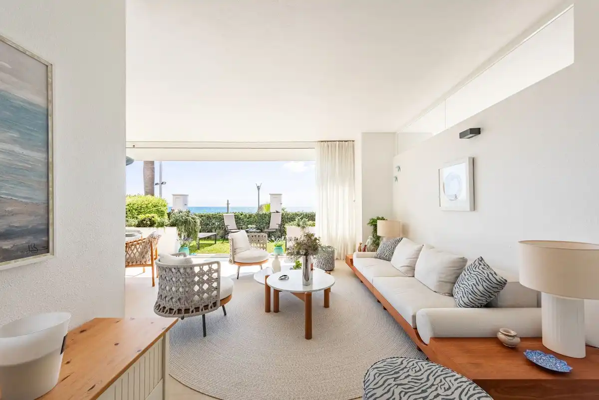 Living room of Flat for sale in Estepona  with Air Conditioner, Terrace and Storage room