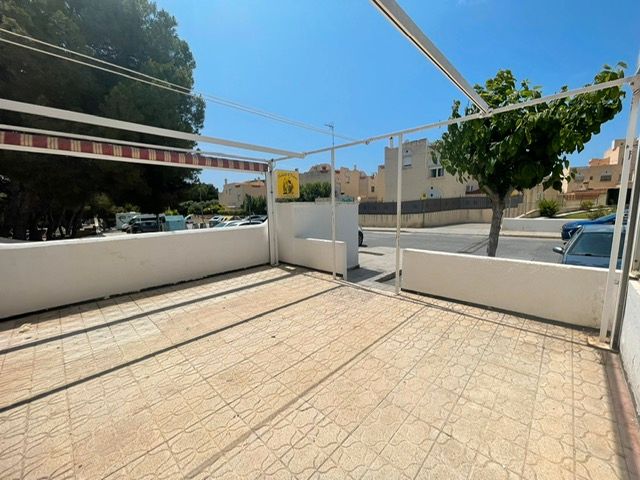 Vista exterior de Local en venda en El Campello amb Terrassa i Moblat