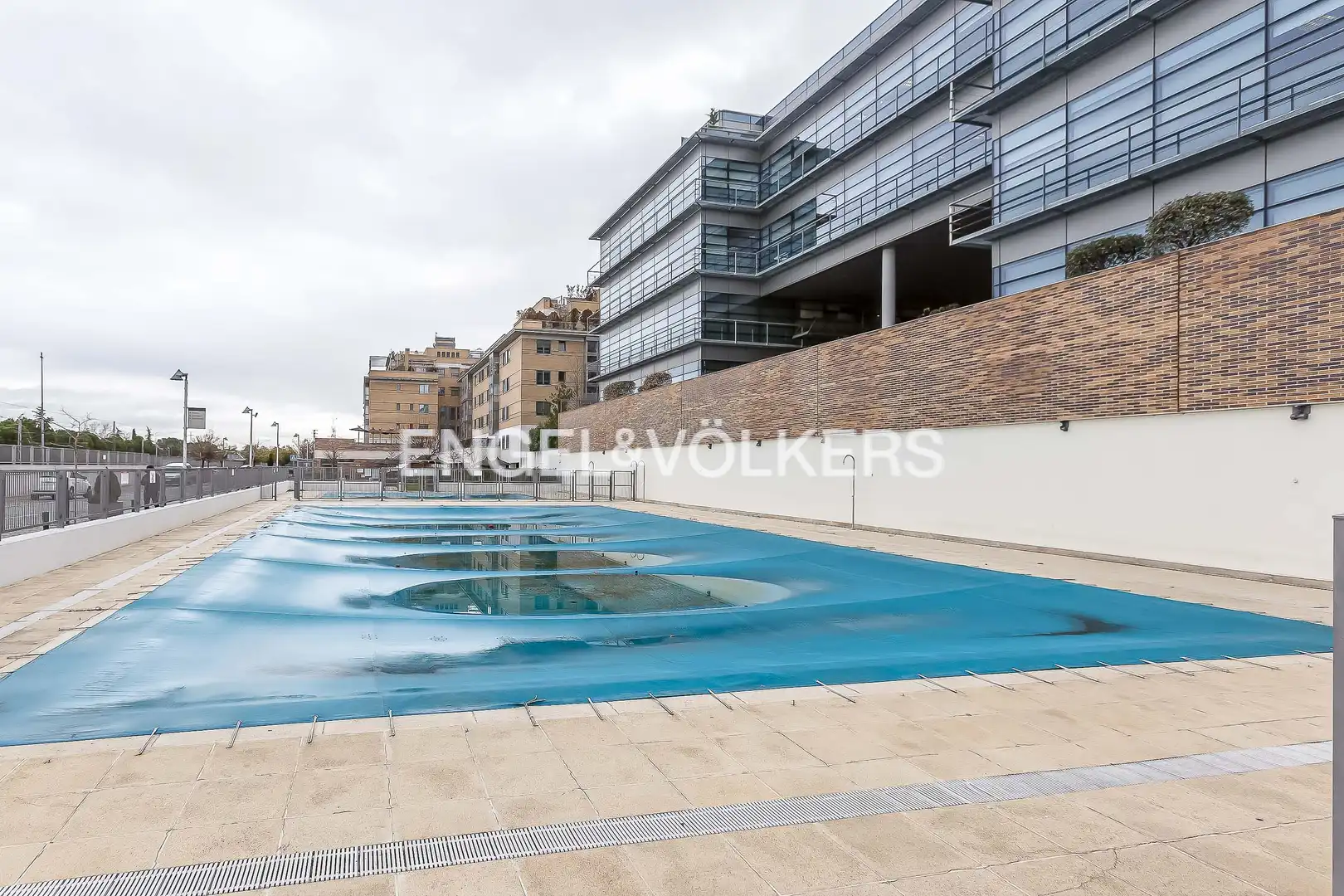 Swimming pool of Ground floor for rent in Madrid  with Air Conditioner, Heating and Private garden