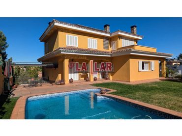 Xalet amb piscina en venda a Montornès del Vallès
