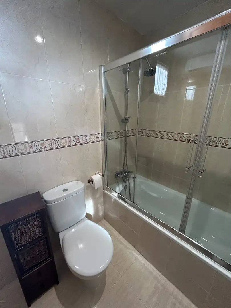 Badezimmer von Einfamilien-Reihenhaus zum Verkauf in Corpa mit Klimaanlage, Heizung und Terrasse