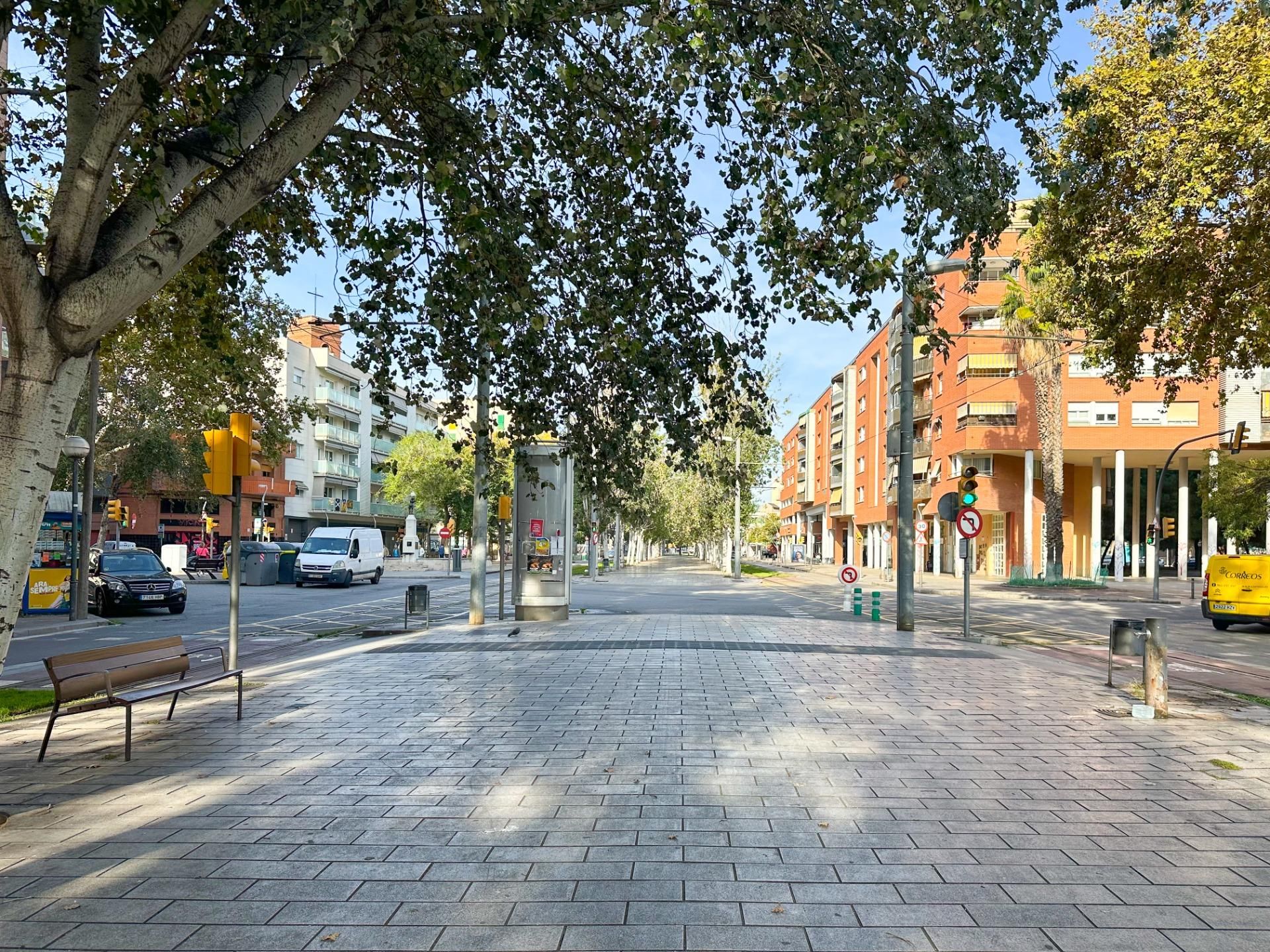 Vista exterior de Pis en venda en Sant Adrià de Besòs amb Terrassa, Moblat i Balcó