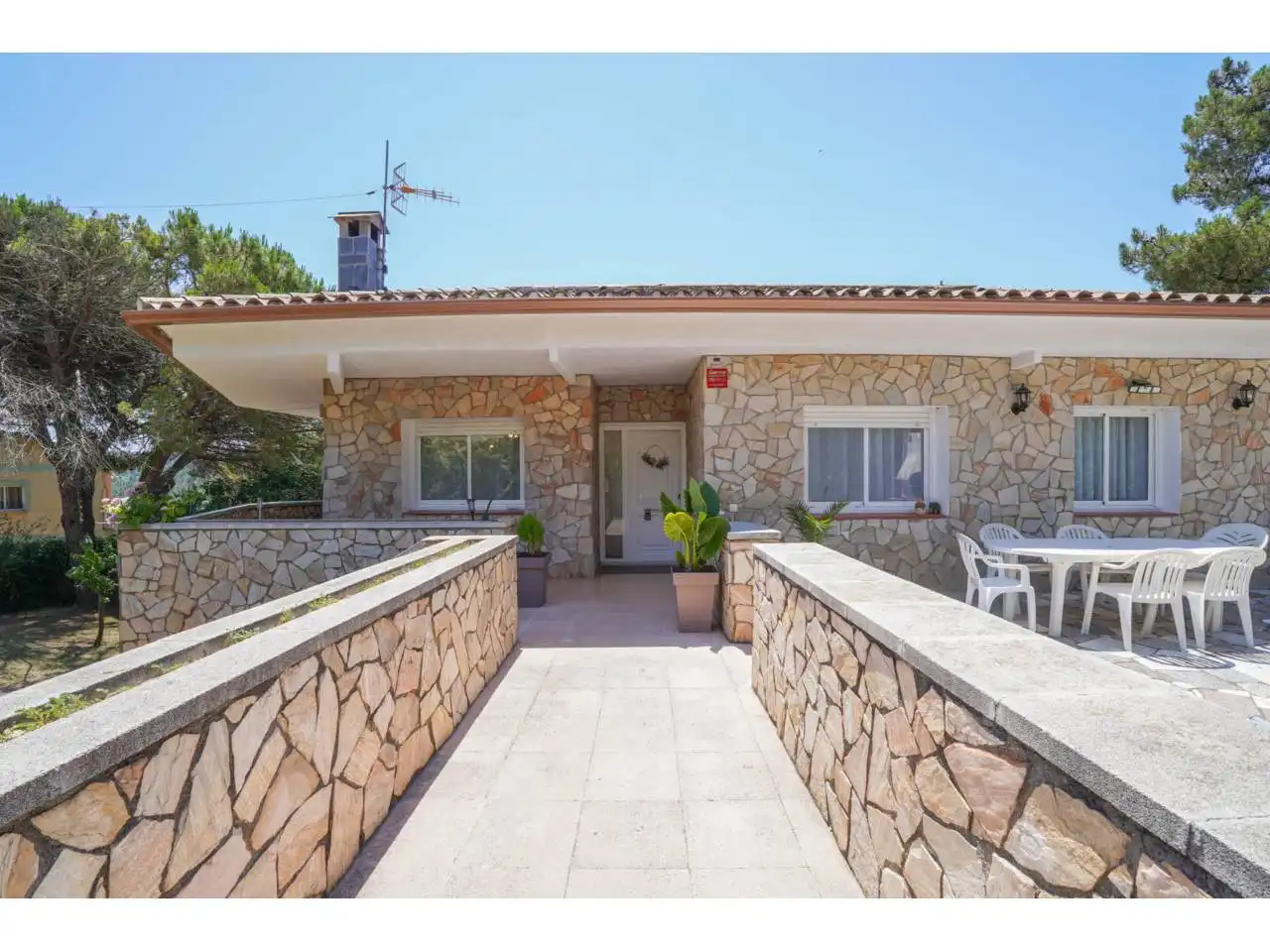 Vista exterior de Casa o xalet en venda en Vidreres amb Aire condicionat, Calefacció i Jardí privat