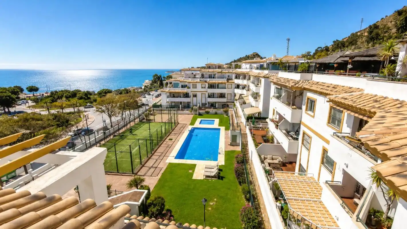 Vista exterior de Àtic en venda en Benalmádena amb Aire condicionat, Calefacció i Jardí privat