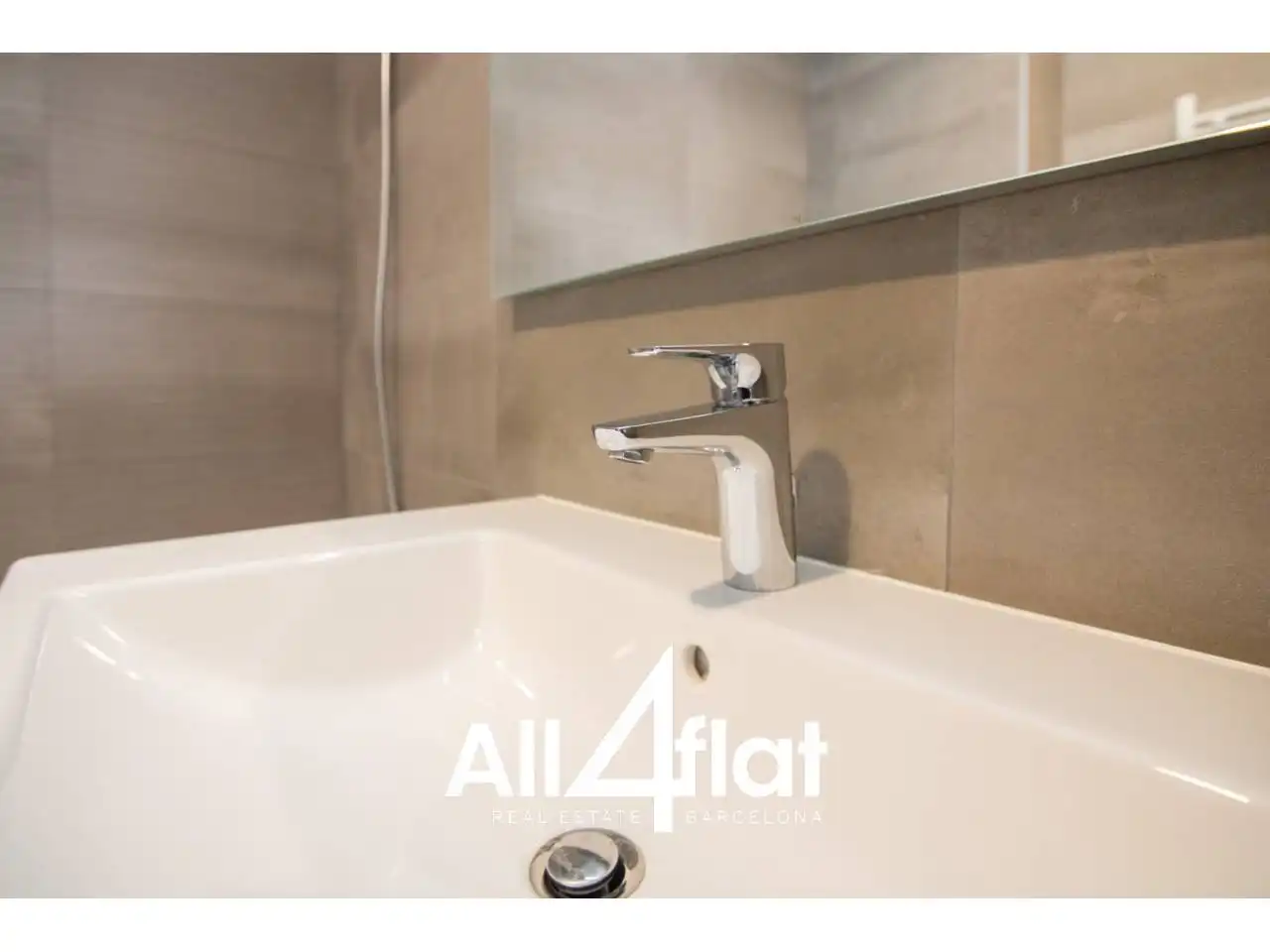 Badezimmer von Wohnung zur Miete in Barcelona mit Klimaanlage, Heizung und Parkett