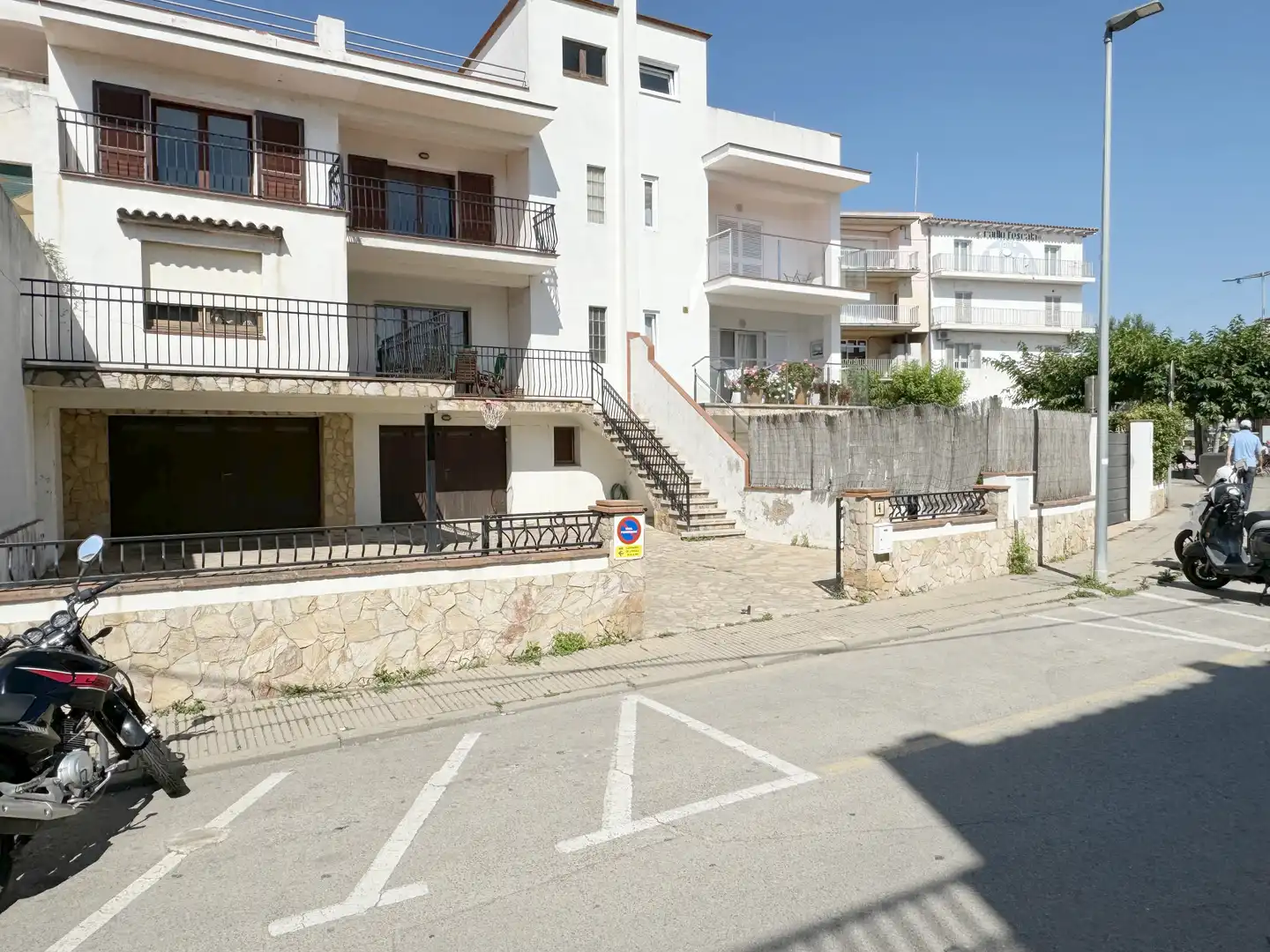 Vista exterior de Casa adosada en venta en L'Escala con Jardín privado, Terraza y Amueblado