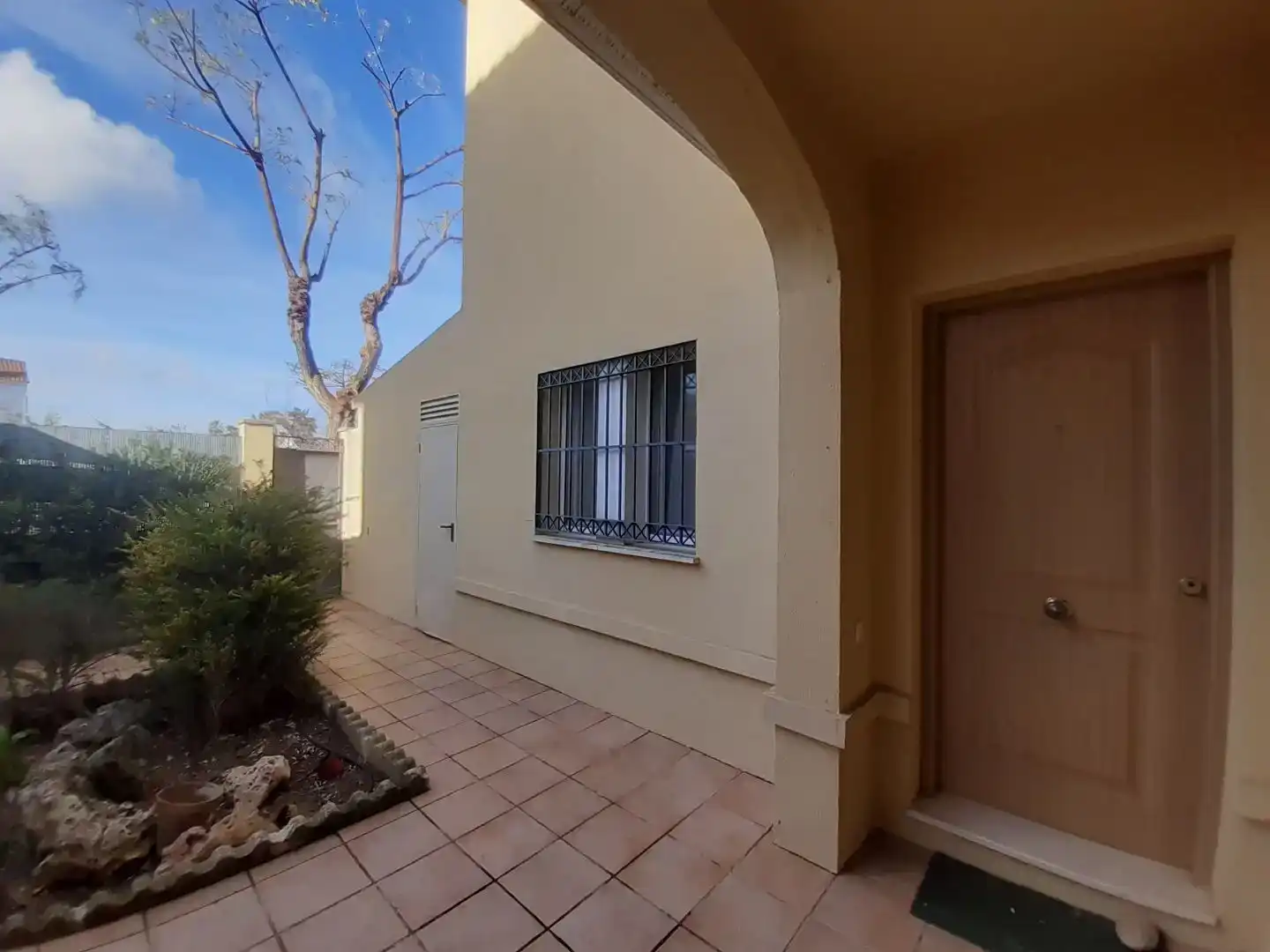 Vista exterior de Casa o xalet en venda en Espartinas amb Aire condicionat, Jardí privat i Traster