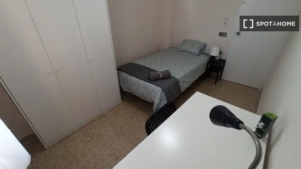 Room in Tres Olivos - Valverde