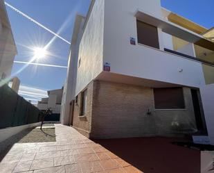 Vista exterior de Casa o xalet en venda en Guillena amb Aire condicionat, Calefacció i Terrassa