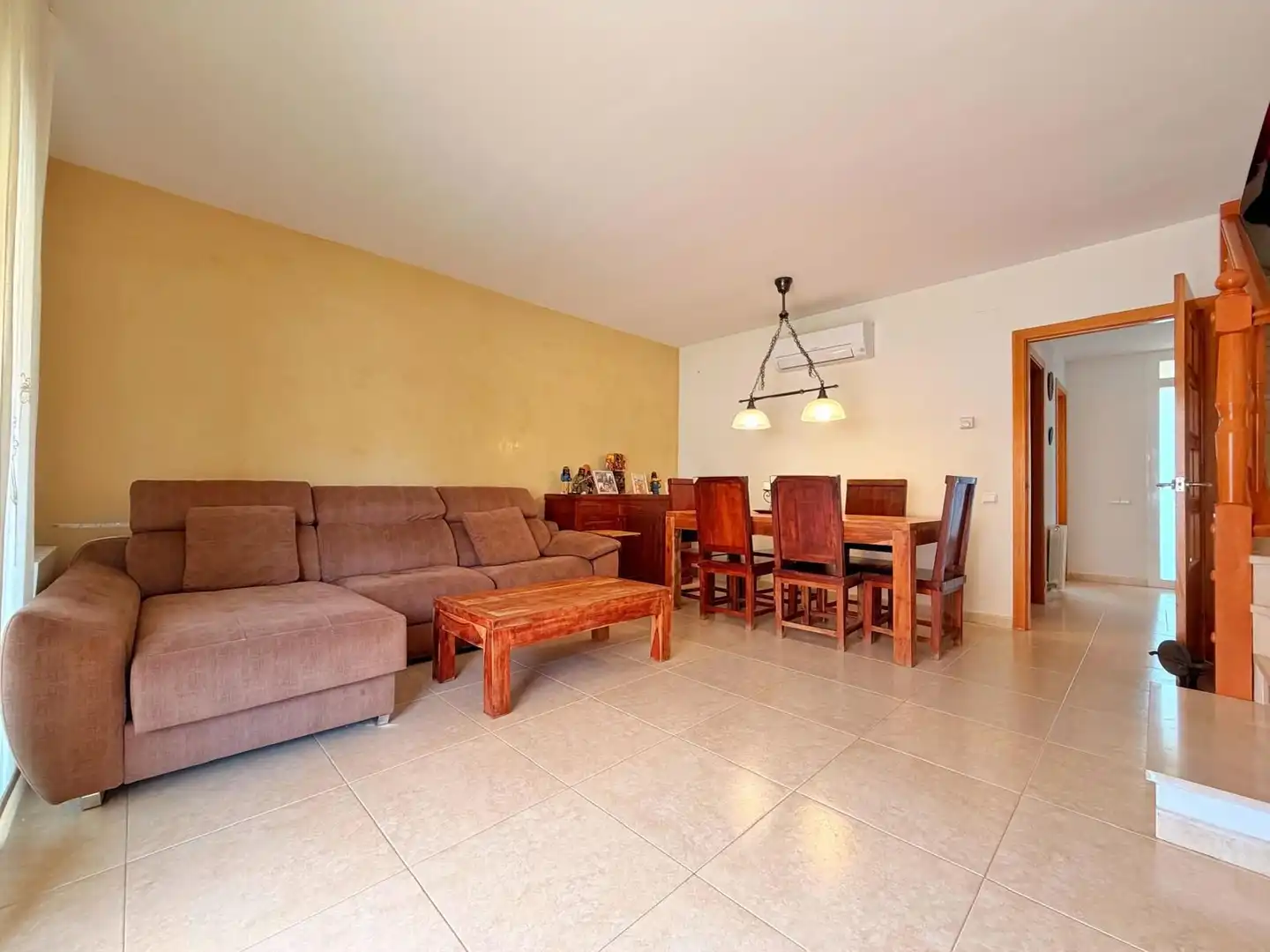Sala d'estar de Casa adosada en venda en Cubelles amb Aire condicionat, Calefacció i Terrassa