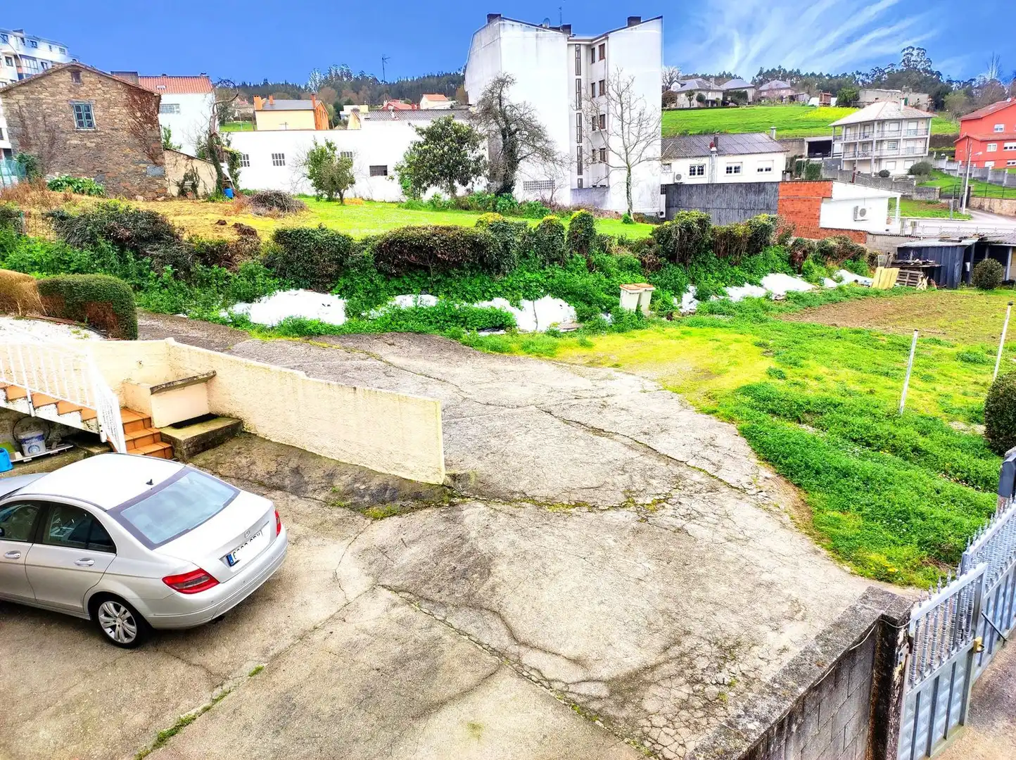 Aparcament de Casa o xalet en venda en Carral amb Jardí privat, Terrassa i Moblat
