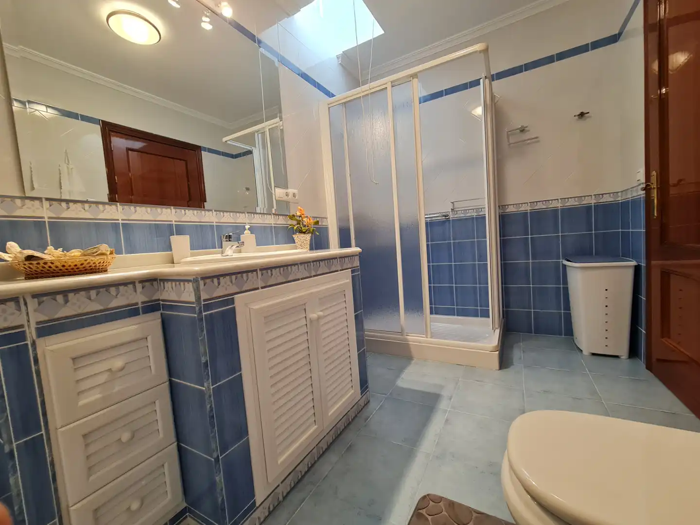 Bathroom of Houses for sale in Camas  with Air Conditioner, Terrace and Storage room