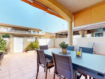 Maison mitoyenne avec balcon à vendre à Calle MAR ADRIATICO