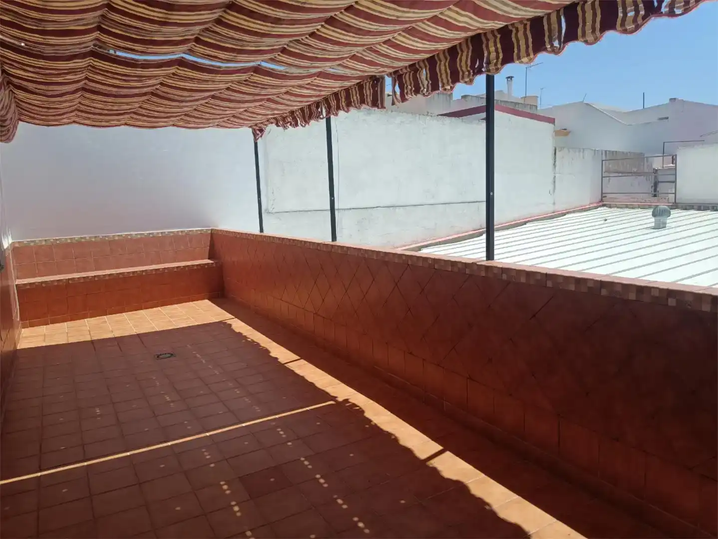 Terrassa de Casa adosada en venda en Lora del Río amb Aire condicionat, Moblat i Forn