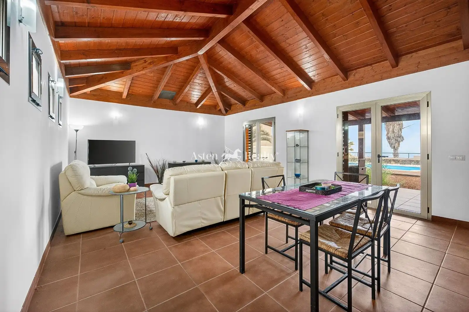 Sala d'estar de Casa o xalet en venda en Tacoronte amb Terrassa, Piscina i Moblat