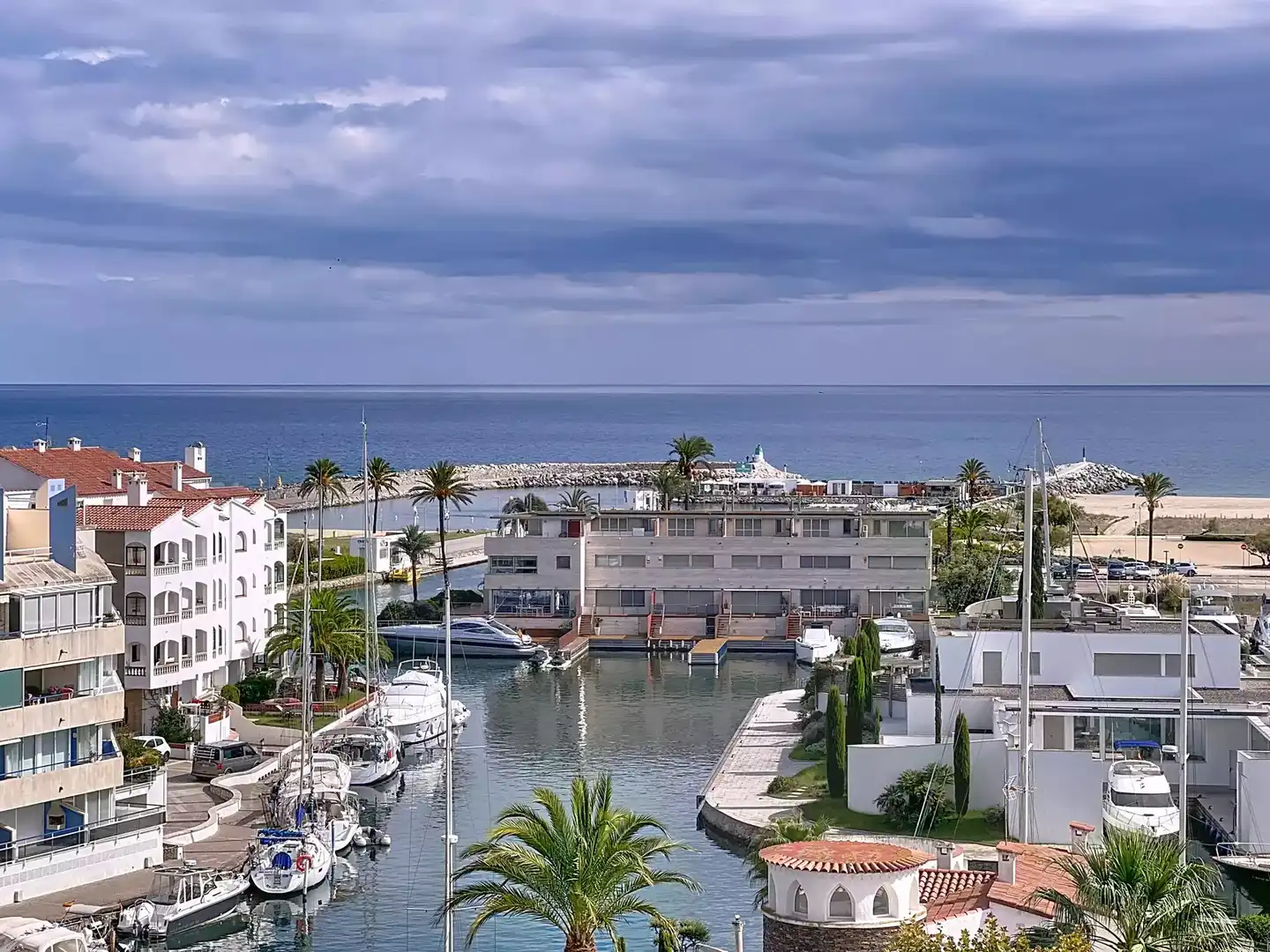 Vista exterior de Apartament en venda en Empuriabrava amb Terrassa i Balcó