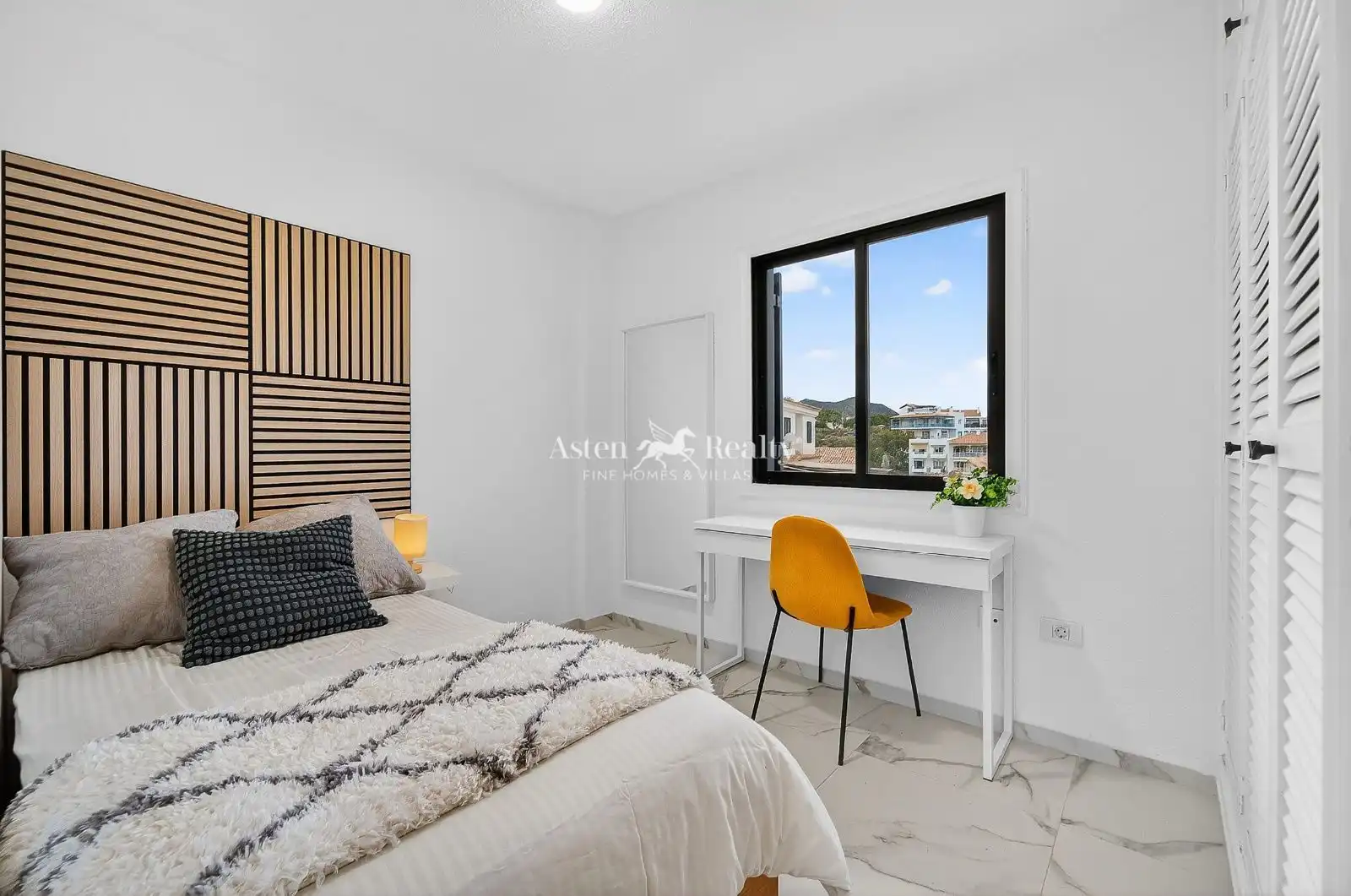 Habitación de Casa adosada en venta en Arona con Terraza, Piscina y Amueblado
