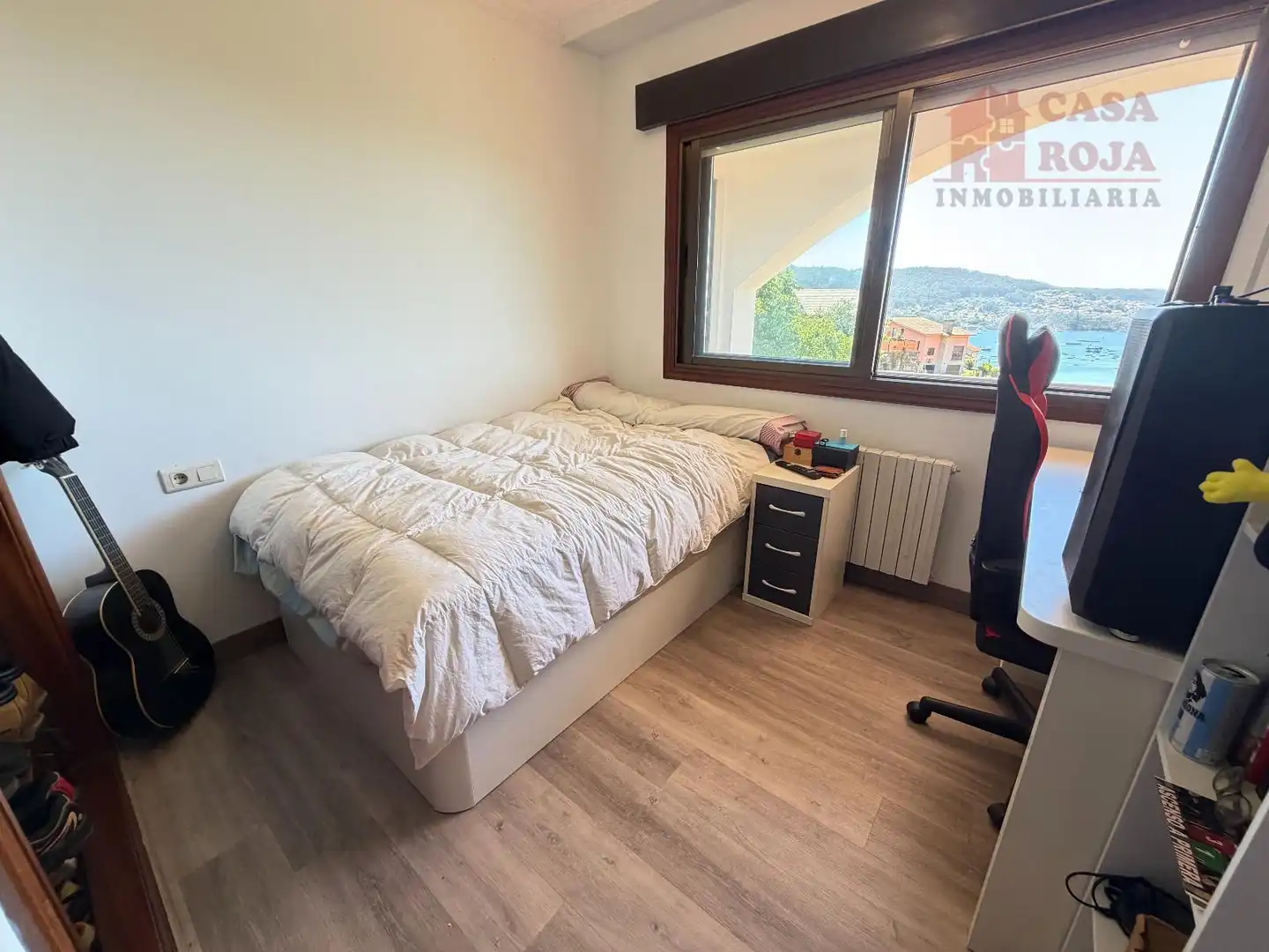 Dormitori de Casa o xalet en venda en Cangas  amb Calefacció, Terrassa i Moblat