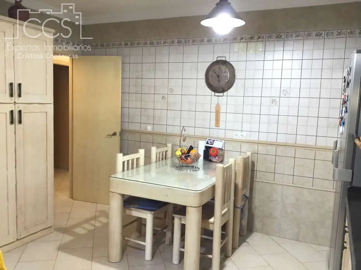 Cuina de Casa o xalet en venda en Sevilla amb Aire condicionat, Traster i Piscina