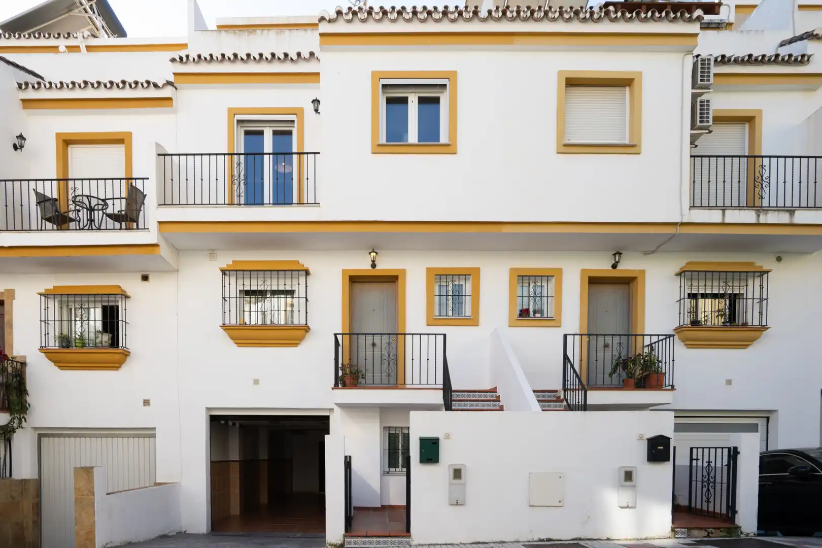 Vista exterior de Casa adosada en venda en Estepona amb Aire condicionat i Terrassa