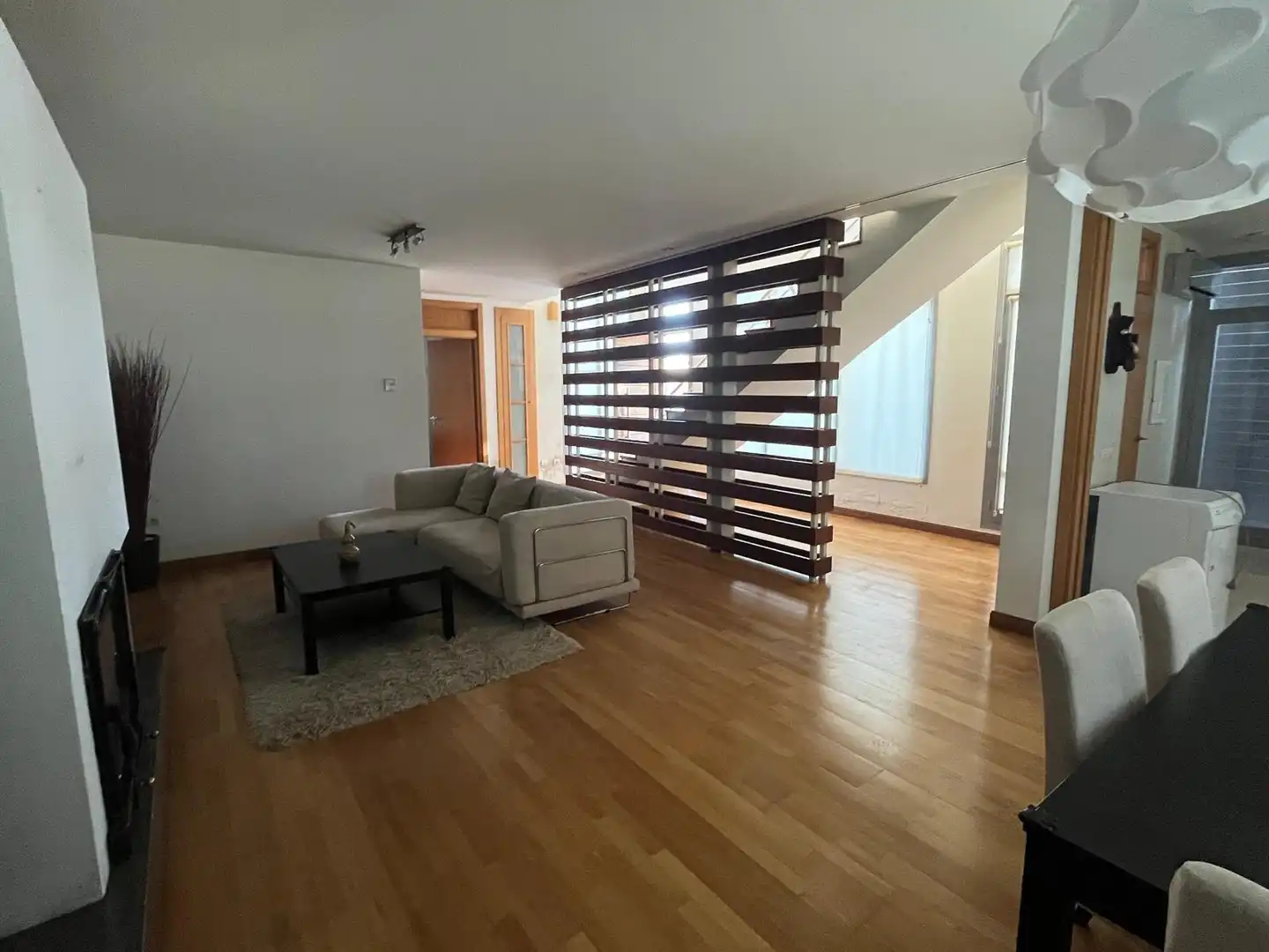 Sala de estar de Casa adosada en venta en Rozas de Puerto Real con Parquet