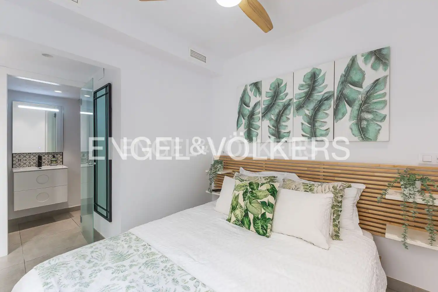 Dormitori de Apartament de lloguer en Valencia amb Aire condicionat, Calefacció i Moblat
