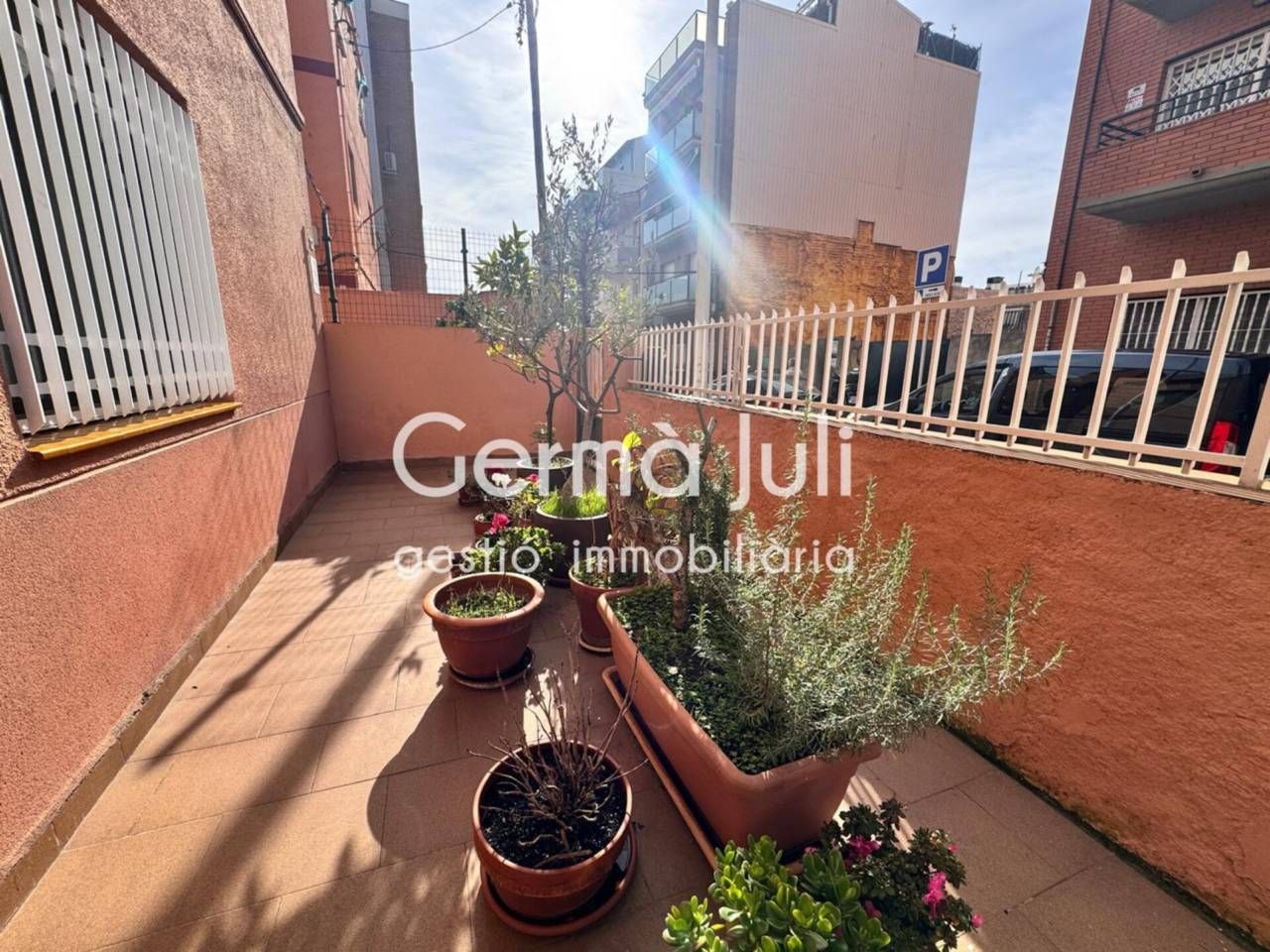 Vista exterior de Pis en venda en Badalona amb Aire condicionat, Jardí privat i Terrassa