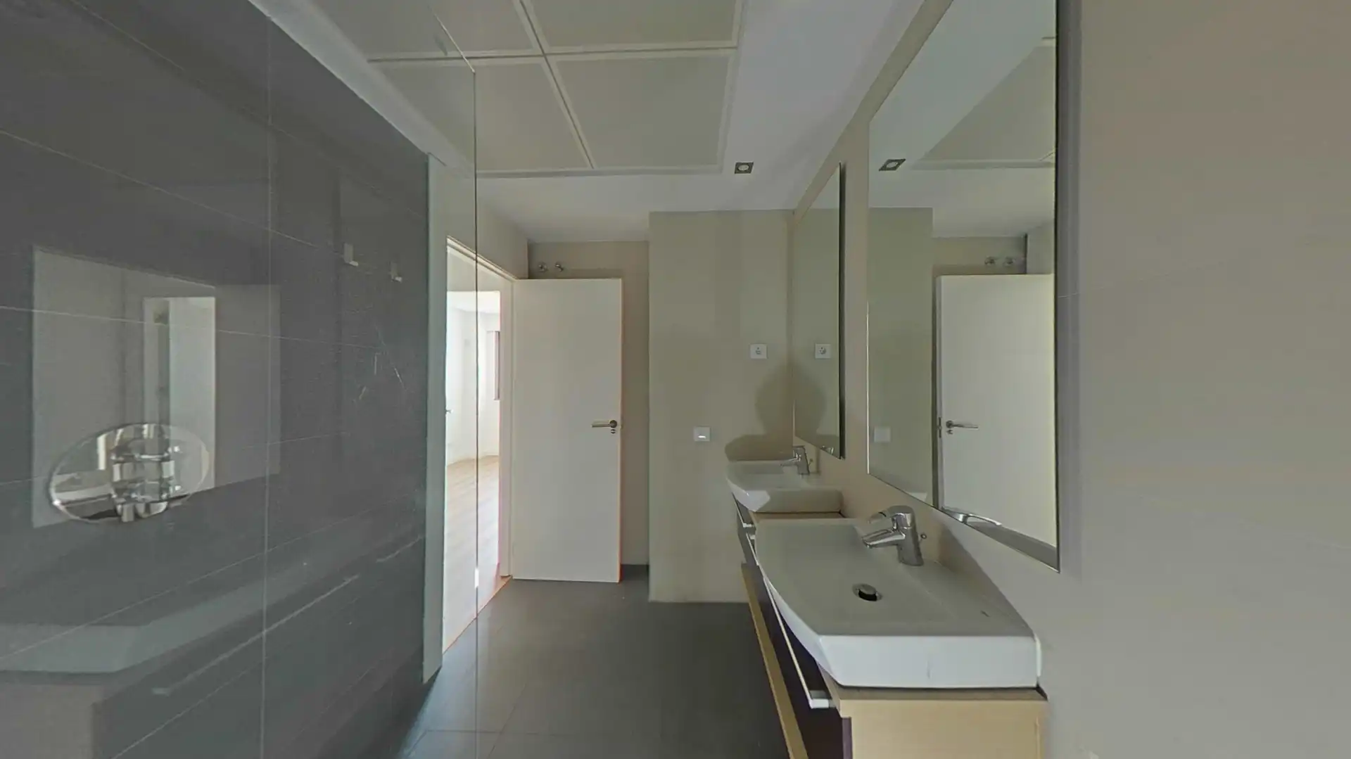 Baño de Piso en venta en Madrid con Parquet, Trastero y Piscina