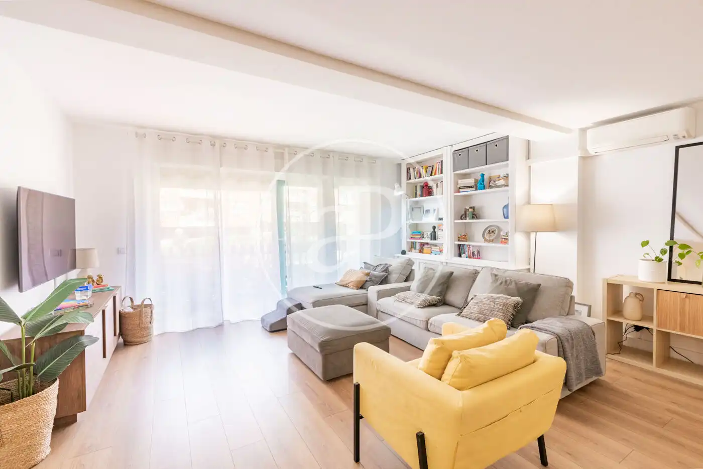 Sala de estar de Piso en venta en Pozuelo de Alarcón con Aire acondicionado, Calefacción y Jardín privado