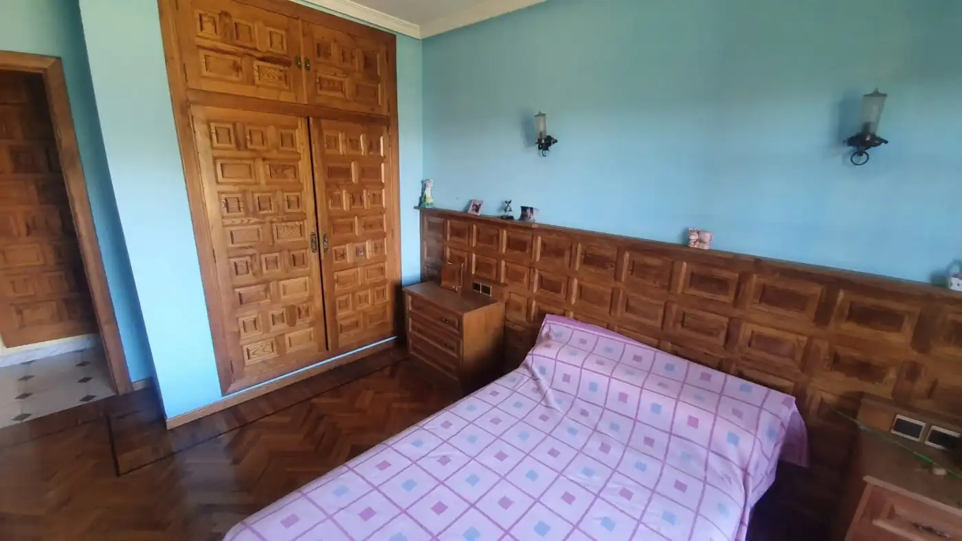 Dormitori de Casa o xalet en venda en Ponferrada amb Calefacció, Jardí privat i Terrassa