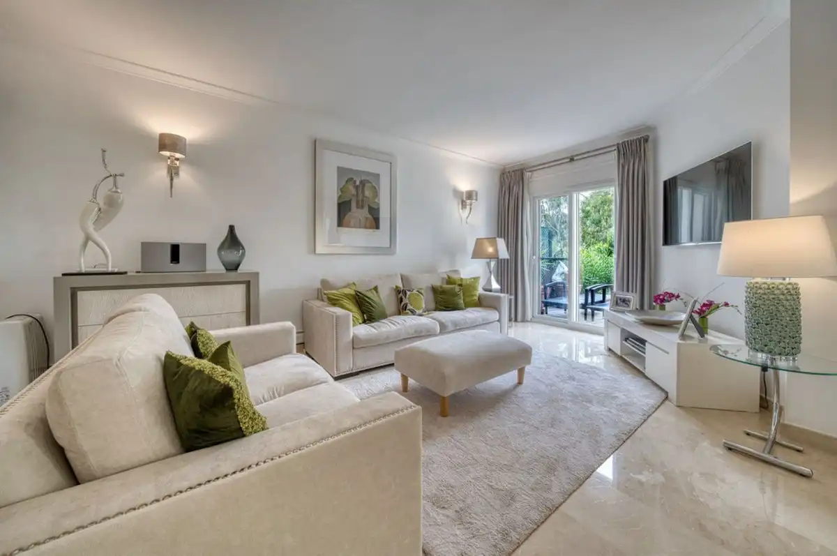 Sala de estar de Casa adosada de alquiler en Benahavís con Aire acondicionado, Jardín privado y Terraza