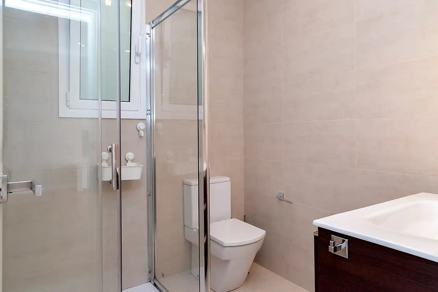 Badezimmer von Wohnung zum Verkauf in Barcelona mit Klimaanlage, Heizung und Terrasse