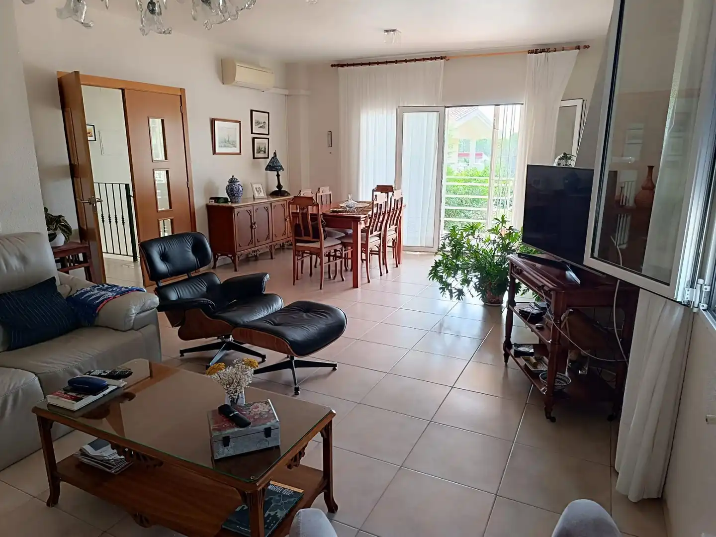 Sala d'estar de Casa o xalet en venda en La Nucia amb Jardí privat i Piscina comunitària