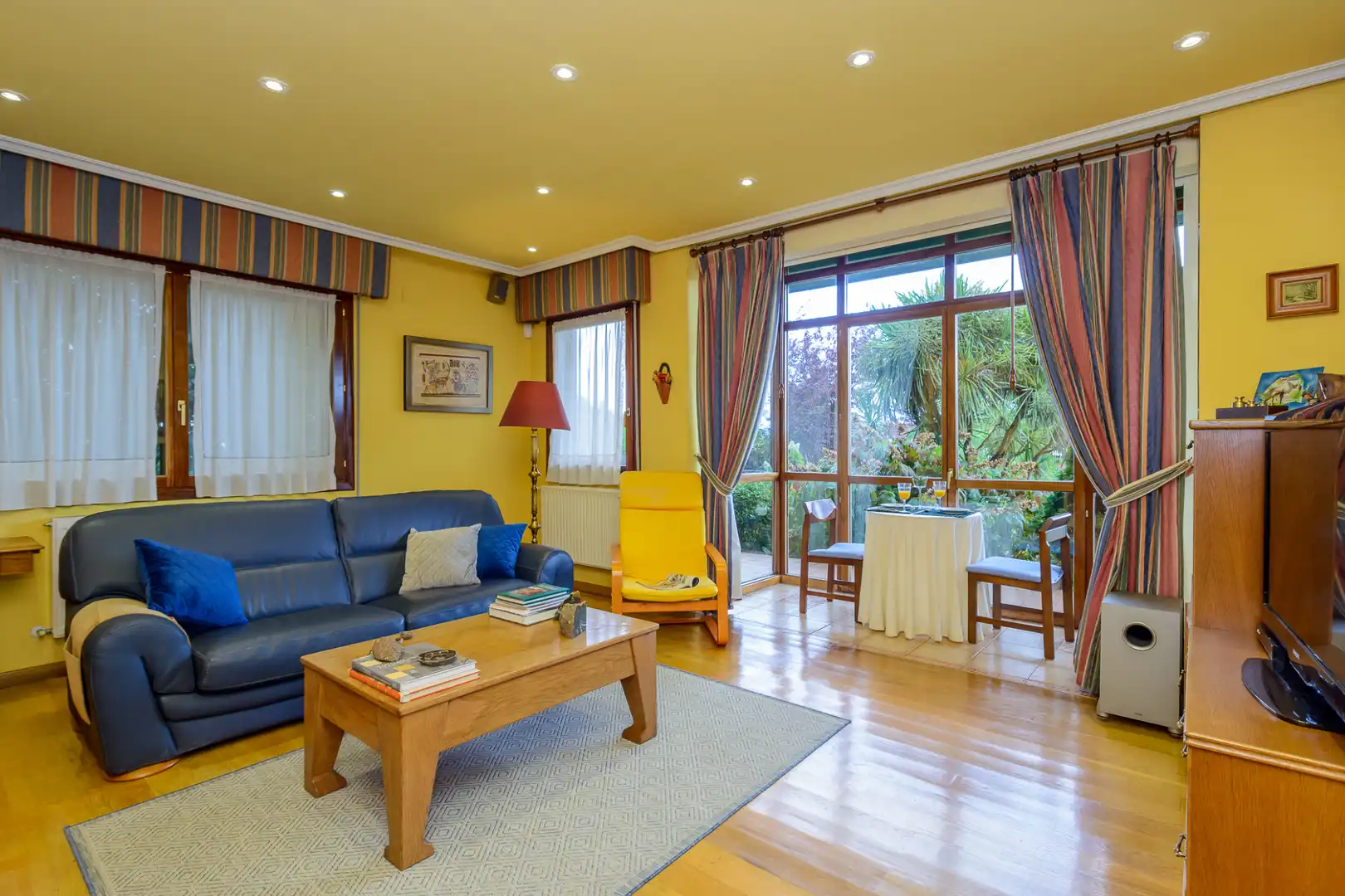 Sala de estar de Casa o chalet en venta en Oviedo  con Calefacción, Jardín privado y Parquet