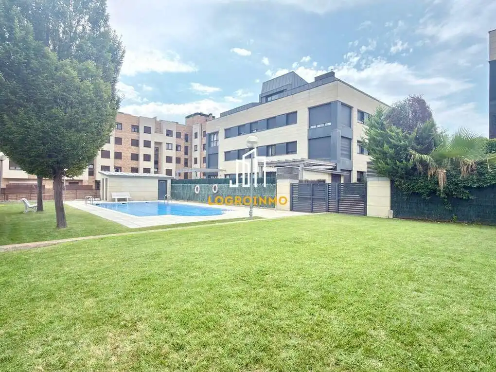 Swimming pool of Flat for sale in  Logroño  with Air Conditioner, Heating and Private garden