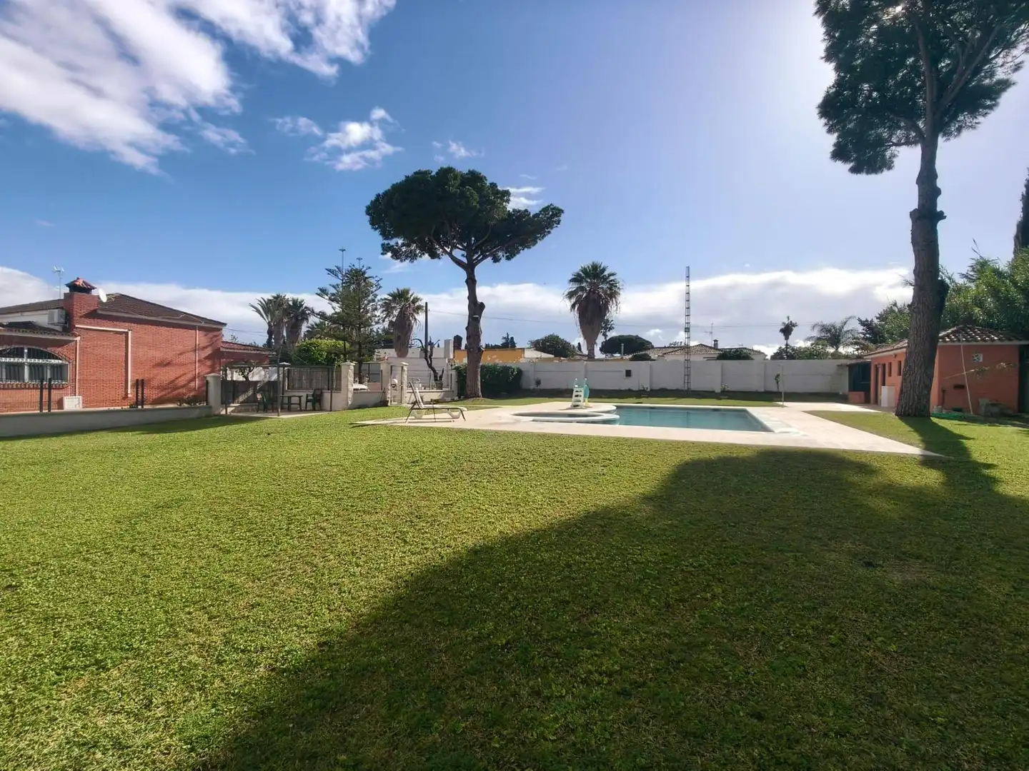 Piscina de Casa o xalet en venda en Chiclana de la Frontera amb Aire condicionat, Jardí privat i Traster