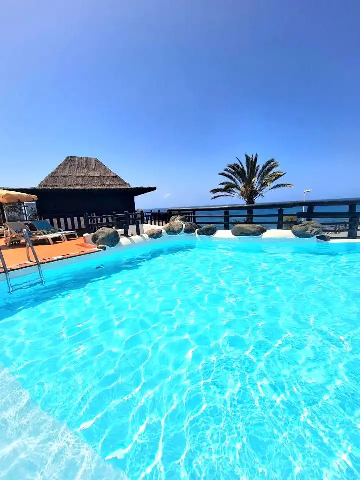 Schwimmbecken von Erdgeschoss zum Verkauf in San Bartolomé de Tirajana mit Klimaanlage, Terrasse und Möbliert