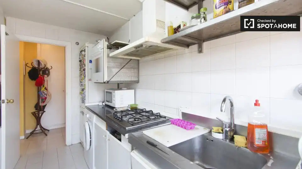 Kitchen of Flat for share in Hortaleza