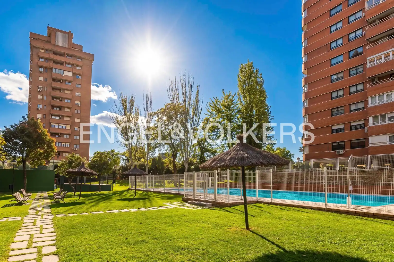 Vista exterior de Piso de alquiler en Madrid con Aire acondicionado, Calefacción y Jardín privado