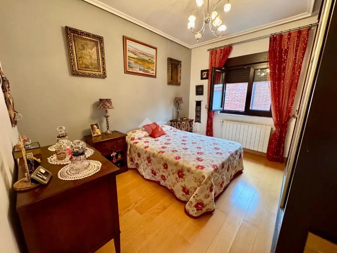 Dormitori de Casa o xalet en venda en El Astillero   amb Calefacció, Parquet i Terrassa