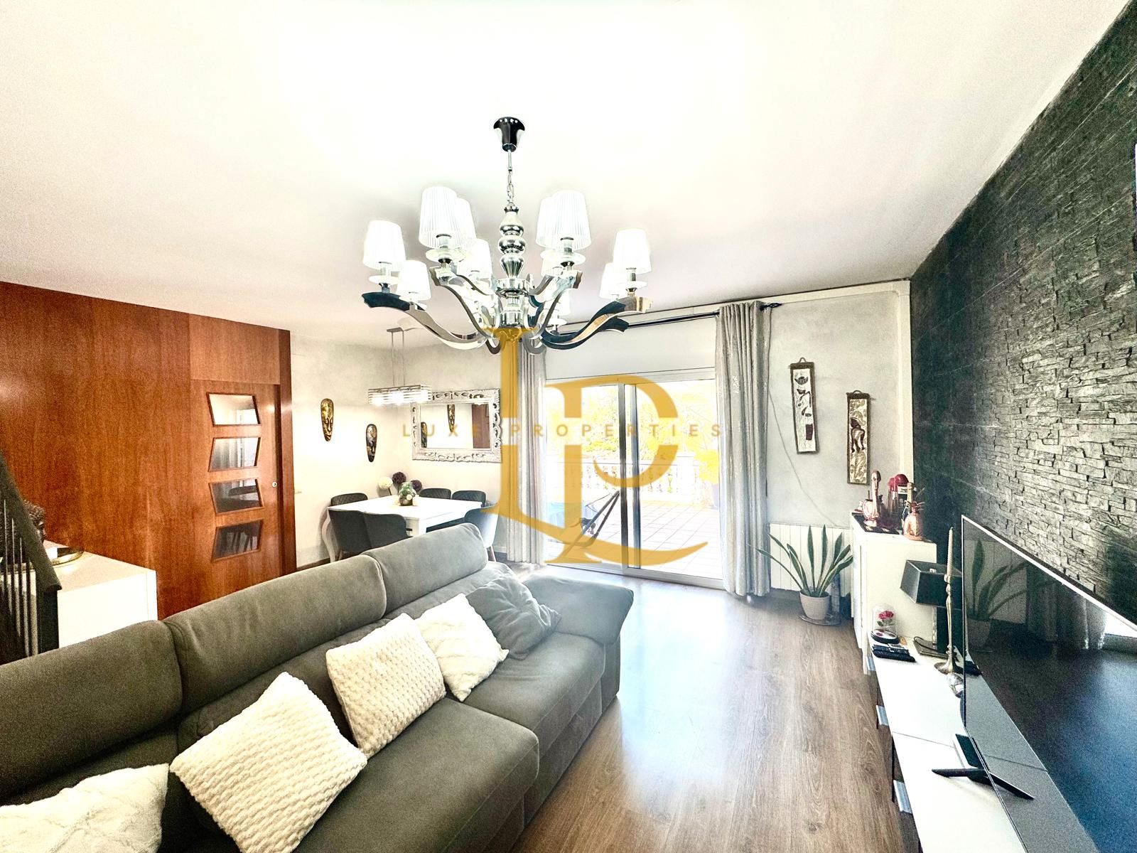 Sala d'estar de Casa o xalet en venda en Rubí amb Aire condicionat, Calefacció i Jardí privat